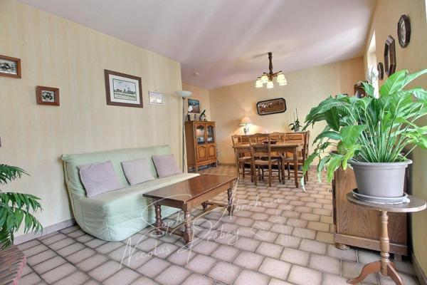 Ensemble immobilier avec maison et dépendances, cour et jardin