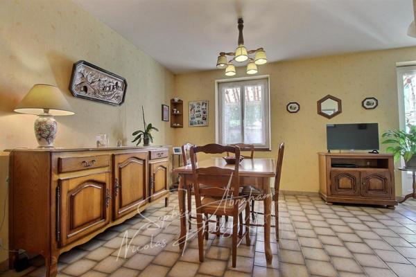 Ensemble immobilier avec maison et dépendances, cour et jardin