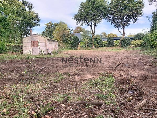 Beau terrain à bâtir de plus de 1000 m² situé dans le centre de Noyalo