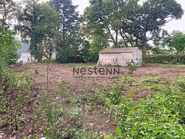 Beau terrain à bâtir de plus de 1000 m² situé dans le centre de Noyalo