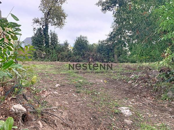 Beau terrain à bâtir de plus de 1000 m² situé dans le centre de Noyalo