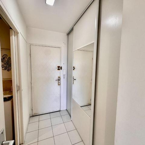 BANDOL - PROXIMITE CENTRE VILLE ET COMMERCES - STUDIO 24 M² - PARKING PRIVATIF