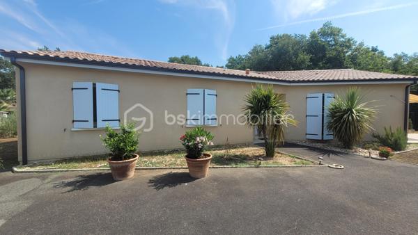 Découvrez cette agréable maison située à Coutras, dans un environnement calme et paisible, offrant un cadre de vie confortable et agréable au quotidien.

Elle se compose d’une entrée avec placard, un séjour convivial, d’une cuisine entièrement aménagée et équipée, un cellier pour le rangement et de quatre chambres, permettant à chacun de profiter de son propre espace. Une salle d’eau complète la partie intérieure ainsi qu'un WC indépendant.

À l’extérieur, vous profiterez d’une terrasse agréable pour les beaux jours avec son store électrique, ainsi que d’un abri de jardin. L’accès à la propriété se fait par un portail électrique, pour davantage de confort au quotidien. Terrain entièrement constructible.

La maison bénéficie également du double vitrage, de la climatisation réversible, de la fibre optique et système de VMCI. Elle est raccordée au tout-à-l’égout. Aucun travaux à prévoir, maison classée en C.

Une maison agréable et fonctionnelle, idéale pour une famille souhaitant s’installer à Coutras dans un environnement calme, tout en profitant de toutes les commodités à proximité.

📍Coutras (33230) avec son école, arrêt de bus, Gare TER/TGV, commerces, écoles, accès A89,...

Contactez-moi dès aujourd'hui pour programmer votre visite.

🤝 Inter-cabinet : Chers confrères, je suis ouverte au partage d'affaires, n'hésitez pas à me contacter si vous avez des acquéreurs qualifiés.