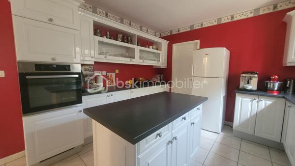 Découvrez cette agréable maison située à Coutras, dans un environnement calme et paisible, offrant un cadre de vie confortable et agréable au quotidien.

Elle se compose d’une entrée avec placard, un séjour convivial, d’une cuisine entièrement aménagée et équipée, un cellier pour le rangement et de quatre chambres, permettant à chacun de profiter de son propre espace. Une salle d’eau complète la partie intérieure ainsi qu'un WC indépendant.

À l’extérieur, vous profiterez d’une terrasse agréable pour les beaux jours avec son store électrique, ainsi que d’un abri de jardin. L’accès à la propriété se fait par un portail électrique, pour davantage de confort au quotidien. Terrain entièrement constructible.

La maison bénéficie également du double vitrage, de la climatisation réversible, de la fibre optique et système de VMCI. Elle est raccordée au tout-à-l’égout. Aucun travaux à prévoir, maison classée en C.

Une maison agréable et fonctionnelle, idéale pour une famille souhaitant s’installer à Coutras dans un environnement calme, tout en profitant de toutes les commodités à proximité.

📍Coutras (33230) avec son école, arrêt de bus, Gare TER/TGV, commerces, écoles, accès A89,...

Contactez-moi dès aujourd'hui pour programmer votre visite.

🤝 Inter-cabinet : Chers confrères, je suis ouverte au partage d'affaires, n'hésitez pas à me contacter si vous avez des acquéreurs qualifiés.