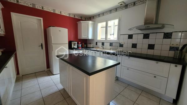 Découvrez cette agréable maison située à Coutras, dans un environnement calme et paisible, offrant un cadre de vie confortable et agréable au quotidien.

Elle se compose d’une entrée avec placard, un séjour convivial, d’une cuisine entièrement aménagée et équipée, un cellier pour le rangement et de quatre chambres, permettant à chacun de profiter de son propre espace. Une salle d’eau complète la partie intérieure ainsi qu'un WC indépendant.

À l’extérieur, vous profiterez d’une terrasse agréable pour les beaux jours avec son store électrique, ainsi que d’un abri de jardin. L’accès à la propriété se fait par un portail électrique, pour davantage de confort au quotidien. Terrain entièrement constructible.

La maison bénéficie également du double vitrage, de la climatisation réversible, de la fibre optique et système de VMCI. Elle est raccordée au tout-à-l’égout. Aucun travaux à prévoir, maison classée en C.

Une maison agréable et fonctionnelle, idéale pour une famille souhaitant s’installer à Coutras dans un environnement calme, tout en profitant de toutes les commodités à proximité.

📍Coutras (33230) avec son école, arrêt de bus, Gare TER/TGV, commerces, écoles, accès A89,...

Contactez-moi dès aujourd'hui pour programmer votre visite.

🤝 Inter-cabinet : Chers confrères, je suis ouverte au partage d'affaires, n'hésitez pas à me contacter si vous avez des acquéreurs qualifiés.