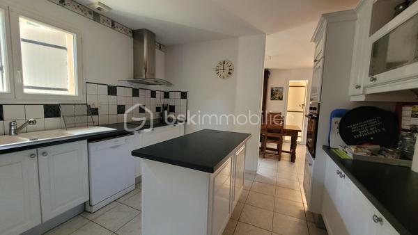 Découvrez cette agréable maison située à Coutras, dans un environnement calme et paisible, offrant un cadre de vie confortable et agréable au quotidien.

Elle se compose d’une entrée avec placard, un séjour convivial, d’une cuisine entièrement aménagée et équipée, un cellier pour le rangement et de quatre chambres, permettant à chacun de profiter de son propre espace. Une salle d’eau complète la partie intérieure ainsi qu'un WC indépendant.

À l’extérieur, vous profiterez d’une terrasse agréable pour les beaux jours avec son store électrique, ainsi que d’un abri de jardin. L’accès à la propriété se fait par un portail électrique, pour davantage de confort au quotidien. Terrain entièrement constructible.

La maison bénéficie également du double vitrage, de la climatisation réversible, de la fibre optique et système de VMCI. Elle est raccordée au tout-à-l’égout. Aucun travaux à prévoir, maison classée en C.

Une maison agréable et fonctionnelle, idéale pour une famille souhaitant s’installer à Coutras dans un environnement calme, tout en profitant de toutes les commodités à proximité.

📍Coutras (33230) avec son école, arrêt de bus, Gare TER/TGV, commerces, écoles, accès A89,...

Contactez-moi dès aujourd'hui pour programmer votre visite.

🤝 Inter-cabinet : Chers confrères, je suis ouverte au partage d'affaires, n'hésitez pas à me contacter si vous avez des acquéreurs qualifiés.