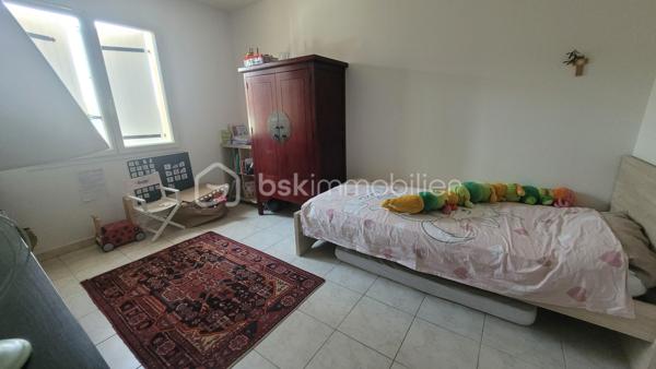 Découvrez cette agréable maison située à Coutras, dans un environnement calme et paisible, offrant un cadre de vie confortable et agréable au quotidien.

Elle se compose d’une entrée avec placard, un séjour convivial, d’une cuisine entièrement aménagée et équipée, un cellier pour le rangement et de quatre chambres, permettant à chacun de profiter de son propre espace. Une salle d’eau complète la partie intérieure ainsi qu'un WC indépendant.

À l’extérieur, vous profiterez d’une terrasse agréable pour les beaux jours avec son store électrique, ainsi que d’un abri de jardin. L’accès à la propriété se fait par un portail électrique, pour davantage de confort au quotidien. Terrain entièrement constructible.

La maison bénéficie également du double vitrage, de la climatisation réversible, de la fibre optique et système de VMCI. Elle est raccordée au tout-à-l’égout. Aucun travaux à prévoir, maison classée en C.

Une maison agréable et fonctionnelle, idéale pour une famille souhaitant s’installer à Coutras dans un environnement calme, tout en profitant de toutes les commodités à proximité.

📍Coutras (33230) avec son école, arrêt de bus, Gare TER/TGV, commerces, écoles, accès A89,...

Contactez-moi dès aujourd'hui pour programmer votre visite.

🤝 Inter-cabinet : Chers confrères, je suis ouverte au partage d'affaires, n'hésitez pas à me contacter si vous avez des acquéreurs qualifiés.