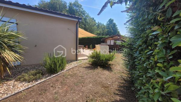 Découvrez cette agréable maison située à Coutras, dans un environnement calme et paisible, offrant un cadre de vie confortable et agréable au quotidien.

Elle se compose d’une entrée avec placard, un séjour convivial, d’une cuisine entièrement aménagée et équipée, un cellier pour le rangement et de quatre chambres, permettant à chacun de profiter de son propre espace. Une salle d’eau complète la partie intérieure ainsi qu'un WC indépendant.

À l’extérieur, vous profiterez d’une terrasse agréable pour les beaux jours avec son store électrique, ainsi que d’un abri de jardin. L’accès à la propriété se fait par un portail électrique, pour davantage de confort au quotidien. Terrain entièrement constructible.

La maison bénéficie également du double vitrage, de la climatisation réversible, de la fibre optique et système de VMCI. Elle est raccordée au tout-à-l’égout. Aucun travaux à prévoir, maison classée en C.

Une maison agréable et fonctionnelle, idéale pour une famille souhaitant s’installer à Coutras dans un environnement calme, tout en profitant de toutes les commodités à proximité.

📍Coutras (33230) avec son école, arrêt de bus, Gare TER/TGV, commerces, écoles, accès A89,...

Contactez-moi dès aujourd'hui pour programmer votre visite.

🤝 Inter-cabinet : Chers confrères, je suis ouverte au partage d'affaires, n'hésitez pas à me contacter si vous avez des acquéreurs qualifiés.