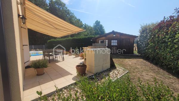 Découvrez cette agréable maison située à Coutras, dans un environnement calme et paisible, offrant un cadre de vie confortable et agréable au quotidien.

Elle se compose d’une entrée avec placard, un séjour convivial, d’une cuisine entièrement aménagée et équipée, un cellier pour le rangement et de quatre chambres, permettant à chacun de profiter de son propre espace. Une salle d’eau complète la partie intérieure ainsi qu'un WC indépendant.

À l’extérieur, vous profiterez d’une terrasse agréable pour les beaux jours avec son store électrique, ainsi que d’un abri de jardin. L’accès à la propriété se fait par un portail électrique, pour davantage de confort au quotidien. Terrain entièrement constructible.

La maison bénéficie également du double vitrage, de la climatisation réversible, de la fibre optique et système de VMCI. Elle est raccordée au tout-à-l’égout. Aucun travaux à prévoir, maison classée en C.

Une maison agréable et fonctionnelle, idéale pour une famille souhaitant s’installer à Coutras dans un environnement calme, tout en profitant de toutes les commodités à proximité.

📍Coutras (33230) avec son école, arrêt de bus, Gare TER/TGV, commerces, écoles, accès A89,...

Contactez-moi dès aujourd'hui pour programmer votre visite.

🤝 Inter-cabinet : Chers confrères, je suis ouverte au partage d'affaires, n'hésitez pas à me contacter si vous avez des acquéreurs qualifiés.