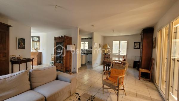Découvrez cette agréable maison située à Coutras, dans un environnement calme et paisible, offrant un cadre de vie confortable et agréable au quotidien.

Elle se compose d’une entrée avec placard, un séjour convivial, d’une cuisine entièrement aménagée et équipée, un cellier pour le rangement et de quatre chambres, permettant à chacun de profiter de son propre espace. Une salle d’eau complète la partie intérieure ainsi qu'un WC indépendant.

À l’extérieur, vous profiterez d’une terrasse agréable pour les beaux jours avec son store électrique, ainsi que d’un abri de jardin. L’accès à la propriété se fait par un portail électrique, pour davantage de confort au quotidien. Terrain entièrement constructible.

La maison bénéficie également du double vitrage, de la climatisation réversible, de la fibre optique et système de VMCI. Elle est raccordée au tout-à-l’égout. Aucun travaux à prévoir, maison classée en C.

Une maison agréable et fonctionnelle, idéale pour une famille souhaitant s’installer à Coutras dans un environnement calme, tout en profitant de toutes les commodités à proximité.

📍Coutras (33230) avec son école, arrêt de bus, Gare TER/TGV, commerces, écoles, accès A89,...

Contactez-moi dès aujourd'hui pour programmer votre visite.

🤝 Inter-cabinet : Chers confrères, je suis ouverte au partage d'affaires, n'hésitez pas à me contacter si vous avez des acquéreurs qualifiés.