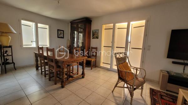 Découvrez cette agréable maison située à Coutras, dans un environnement calme et paisible, offrant un cadre de vie confortable et agréable au quotidien.

Elle se compose d’une entrée avec placard, un séjour convivial, d’une cuisine entièrement aménagée et équipée, un cellier pour le rangement et de quatre chambres, permettant à chacun de profiter de son propre espace. Une salle d’eau complète la partie intérieure ainsi qu'un WC indépendant.

À l’extérieur, vous profiterez d’une terrasse agréable pour les beaux jours avec son store électrique, ainsi que d’un abri de jardin. L’accès à la propriété se fait par un portail électrique, pour davantage de confort au quotidien. Terrain entièrement constructible.

La maison bénéficie également du double vitrage, de la climatisation réversible, de la fibre optique et système de VMCI. Elle est raccordée au tout-à-l’égout. Aucun travaux à prévoir, maison classée en C.

Une maison agréable et fonctionnelle, idéale pour une famille souhaitant s’installer à Coutras dans un environnement calme, tout en profitant de toutes les commodités à proximité.

📍Coutras (33230) avec son école, arrêt de bus, Gare TER/TGV, commerces, écoles, accès A89,...

Contactez-moi dès aujourd'hui pour programmer votre visite.

🤝 Inter-cabinet : Chers confrères, je suis ouverte au partage d'affaires, n'hésitez pas à me contacter si vous avez des acquéreurs qualifiés.