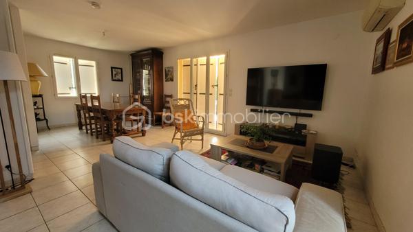 Découvrez cette agréable maison située à Coutras, dans un environnement calme et paisible, offrant un cadre de vie confortable et agréable au quotidien.

Elle se compose d’une entrée avec placard, un séjour convivial, d’une cuisine entièrement aménagée et équipée, un cellier pour le rangement et de quatre chambres, permettant à chacun de profiter de son propre espace. Une salle d’eau complète la partie intérieure ainsi qu'un WC indépendant.

À l’extérieur, vous profiterez d’une terrasse agréable pour les beaux jours avec son store électrique, ainsi que d’un abri de jardin. L’accès à la propriété se fait par un portail électrique, pour davantage de confort au quotidien. Terrain entièrement constructible.

La maison bénéficie également du double vitrage, de la climatisation réversible, de la fibre optique et système de VMCI. Elle est raccordée au tout-à-l’égout. Aucun travaux à prévoir, maison classée en C.

Une maison agréable et fonctionnelle, idéale pour une famille souhaitant s’installer à Coutras dans un environnement calme, tout en profitant de toutes les commodités à proximité.

📍Coutras (33230) avec son école, arrêt de bus, Gare TER/TGV, commerces, écoles, accès A89,...

Contactez-moi dès aujourd'hui pour programmer votre visite.

🤝 Inter-cabinet : Chers confrères, je suis ouverte au partage d'affaires, n'hésitez pas à me contacter si vous avez des acquéreurs qualifiés.