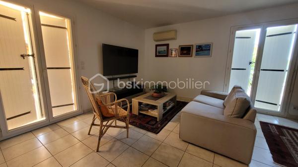 Découvrez cette agréable maison située à Coutras, dans un environnement calme et paisible, offrant un cadre de vie confortable et agréable au quotidien.

Elle se compose d’une entrée avec placard, un séjour convivial, d’une cuisine entièrement aménagée et équipée, un cellier pour le rangement et de quatre chambres, permettant à chacun de profiter de son propre espace. Une salle d’eau complète la partie intérieure ainsi qu'un WC indépendant.

À l’extérieur, vous profiterez d’une terrasse agréable pour les beaux jours avec son store électrique, ainsi que d’un abri de jardin. L’accès à la propriété se fait par un portail électrique, pour davantage de confort au quotidien. Terrain entièrement constructible.

La maison bénéficie également du double vitrage, de la climatisation réversible, de la fibre optique et système de VMCI. Elle est raccordée au tout-à-l’égout. Aucun travaux à prévoir, maison classée en C.

Une maison agréable et fonctionnelle, idéale pour une famille souhaitant s’installer à Coutras dans un environnement calme, tout en profitant de toutes les commodités à proximité.

📍Coutras (33230) avec son école, arrêt de bus, Gare TER/TGV, commerces, écoles, accès A89,...

Contactez-moi dès aujourd'hui pour programmer votre visite.

🤝 Inter-cabinet : Chers confrères, je suis ouverte au partage d'affaires, n'hésitez pas à me contacter si vous avez des acquéreurs qualifiés.
