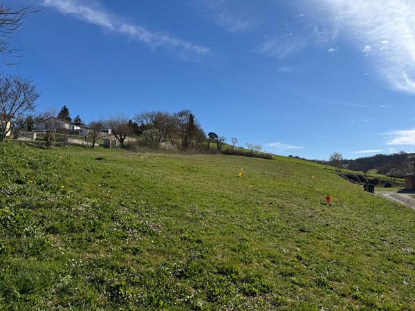 A VENDRE A SAINTE-SUZANNE : TERRAIN DE 1147 m2 VIABILISE AVEC VUE PYRENEES