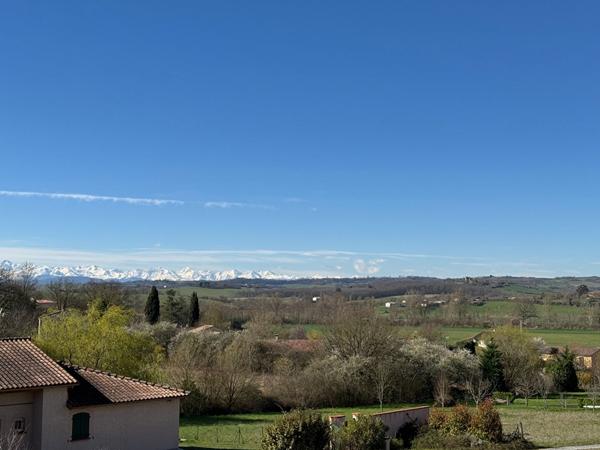 A VENDRE A SAINTE-SUZANNE : TERRAIN DE 1147 m2 VIABILISE AVEC VUE PYRENEES