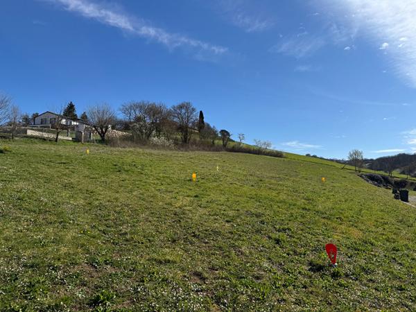 A VENDRE A SAINTE-SUZANNE : TERRAIN DE 1147 m2 VIABILISE AVEC VUE PYRENEES