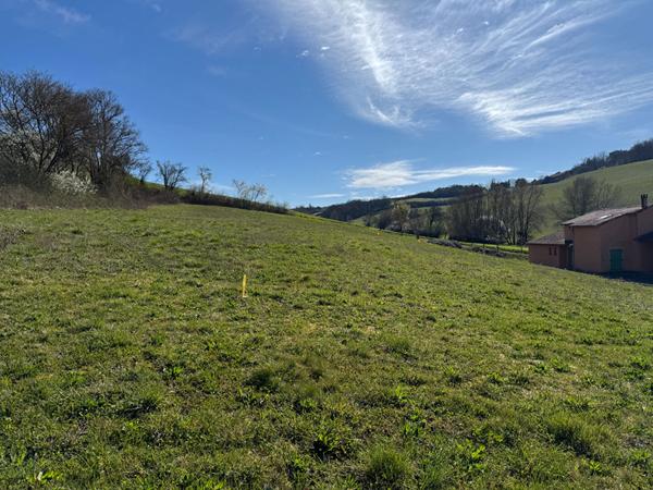 A VENDRE A SAINTE-SUZANNE : TERRAIN DE 1147 m2 VIABILISE AVEC VUE PYRENEES