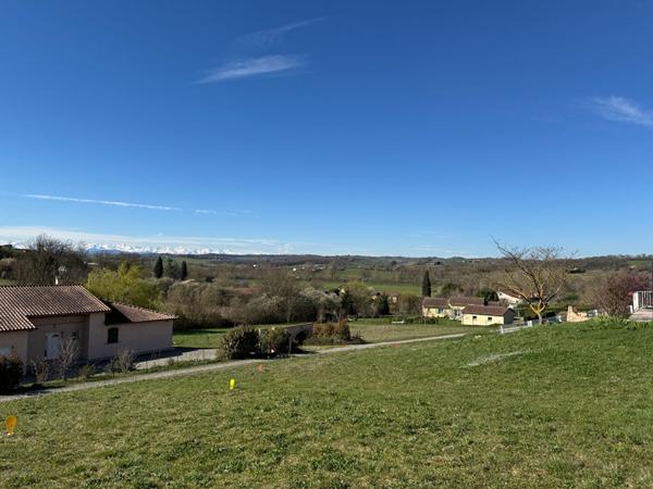 A VENDRE A SAINTE-SUZANNE : TERRAIN DE 1147 m2 VIABILISE AVEC VUE PYRENEES