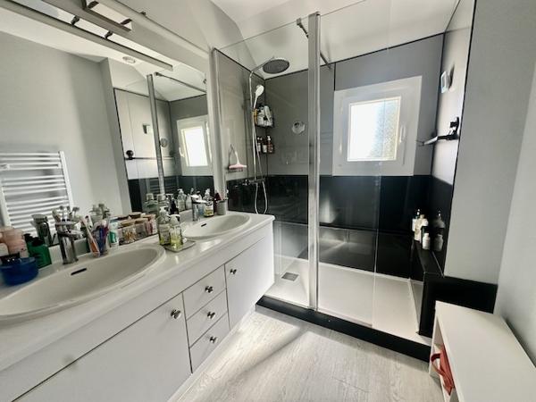 Maison
         4 pièces
        - 104 m² Bien prestige 440 000 € *