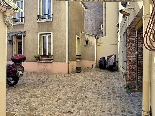 MONTREUIL, ENTRE LES MÉTROS ROBESPIERRE ET CROIX DE CHAVAUX, PETIT 2 PIECES SUR COUR.