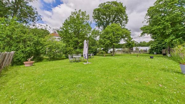 APPARTEMENT DE CHARME DANS UN CHÂTEAU — JARDIN PRIVATIF & ÉLÉGANCE HISTORIQUE