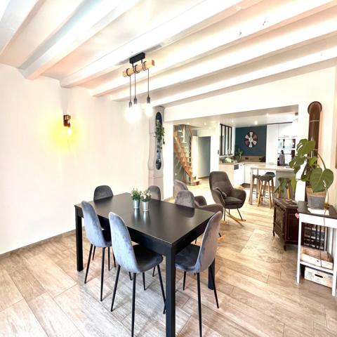 Maison
                                                                                                                                                                                                                                                                                                                        7 pièce(s)                                                                                                                                                                                                          5 chambre(s)                                                                                                                                                                                                          150  m²