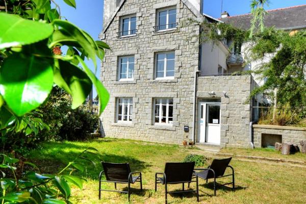 SECTEUR TREGUIER - Hébergement pour 15 personnes sur 216 m², les pieds dans l'eau