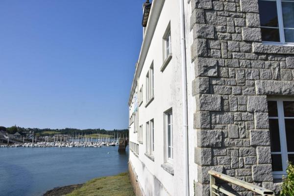 SECTEUR TREGUIER - Hébergement pour 15 personnes sur 216 m², les pieds dans l'eau