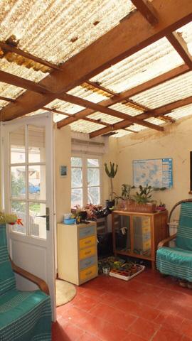 Maison de ville avec loggia, jardin, dépendance, garage