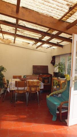 Maison de ville avec loggia, jardin, dépendance, garage