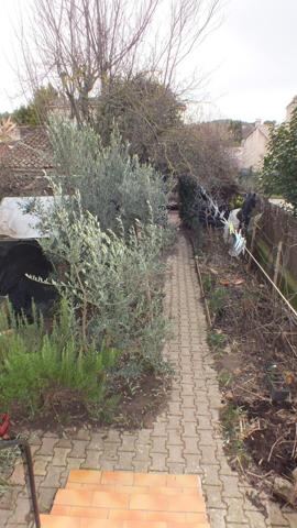 Maison de ville avec loggia, jardin, dépendance, garage