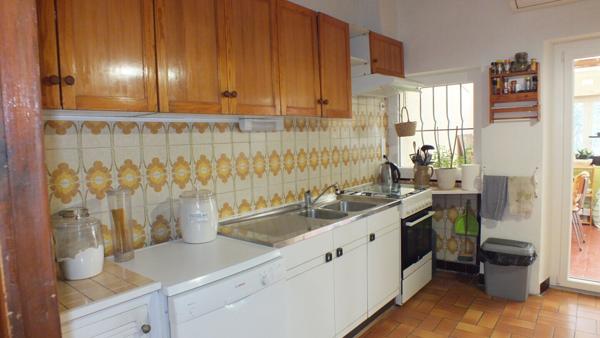 Maison de ville avec loggia, jardin, dépendance, garage