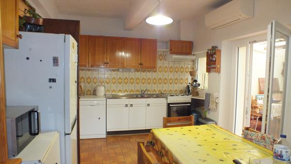 Maison de ville avec loggia, jardin, dépendance, garage