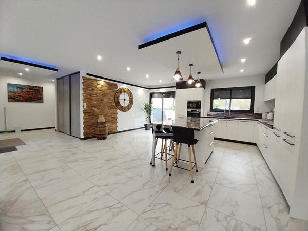 Maison à vendre T5 - CONTRES - 100m², Plain-pied, 3 Chbs, spacieux garage