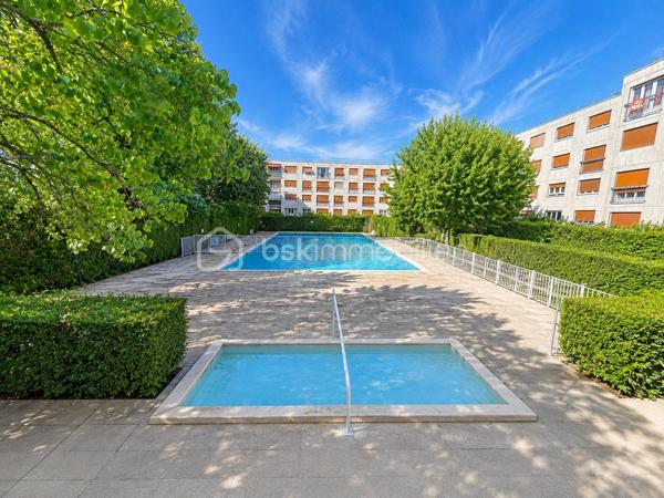 Cette résidence prisée est en cours de rénovation énergétique (ravalement et isolation voté et payé) 
Un +++ pour les futurs acquéreurs !
Vous découvrirez avec plaisir ce très beau 4 pièces aux beaux volumes avec un extérieur au calme et vue sur les espaces verts sans aucun vis-à-vis !
Beau volume de pièce de vie de 32 m2 avec un confortable espace salon et une salle à manger. Le balcon vous invite à profiter des extérieurs.
Vous disposez d'une belle cuisine équipée et aménagée avec son cellier et son espace buanderie bien pensé.
Un dressing à l'entrée de l'appartement vous permet d'optimiser votre rangement.
Le couloir qui dessert l'espace nuit vous offre un grand espace de rangement complémentaire.
Vous disposez de 3 chambres, d’une salle d'eau avec une belle douche à l’italienne et d’un WC indépendant dans la continuité.
Ce bien dispose aussi d'une grande cave et d'une place de parking extérieur.
Ce bel appartement de 87 m2 se trouve au 2ème étage, la résidence bénéficie d’une piscine et de terrains de tennis.
Proche des commerces et des transports.
Les ++ :
Une résidence en cours de rénovation énergétique (ravalement et isolation voté et payé)
Fenêtres double vitrage
Volets roulants
DPE D 
87 m2 
extérieur - balcon avec belle vue dégagée au calme et bien orienté (sud-est)
agencement de l’appartement 
Beau volume 
Résidence avec piscine et terrains de tennis
proche écoles
proche Tram T12

Les charges de copropriété intègrent le chauffage, l’eau froide et chaude ainsi que l’entretien de la copropriété. 

DPE C après travaux et économie de chauffage prévue avec une baisse des charges de copropriété✅ 

Très bel appartement !