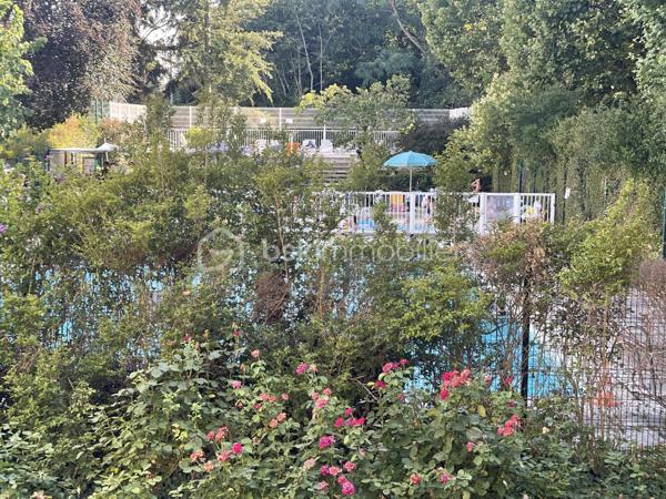 Cette résidence prisée est en cours de rénovation énergétique (ravalement et isolation voté et payé) 
Un +++ pour les futurs acquéreurs !
Vous découvrirez avec plaisir ce très beau 4 pièces aux beaux volumes avec un extérieur au calme et vue sur les espaces verts sans aucun vis-à-vis !
Beau volume de pièce de vie de 32 m2 avec un confortable espace salon et une salle à manger. Le balcon vous invite à profiter des extérieurs.
Vous disposez d'une belle cuisine équipée et aménagée avec son cellier et son espace buanderie bien pensé.
Un dressing à l'entrée de l'appartement vous permet d'optimiser votre rangement.
Le couloir qui dessert l'espace nuit vous offre un grand espace de rangement complémentaire.
Vous disposez de 3 chambres, d’une salle d'eau avec une belle douche à l’italienne et d’un WC indépendant dans la continuité.
Ce bien dispose aussi d'une grande cave et d'une place de parking extérieur.
Ce bel appartement de 87 m2 se trouve au 2ème étage, la résidence bénéficie d’une piscine et de terrains de tennis.
Proche des commerces et des transports.
Les ++ :
Une résidence en cours de rénovation énergétique (ravalement et isolation voté et payé)
Fenêtres double vitrage
Volets roulants
DPE D 
87 m2 
extérieur - balcon avec belle vue dégagée au calme et bien orienté (sud-est)
agencement de l’appartement 
Beau volume 
Résidence avec piscine et terrains de tennis
proche écoles
proche Tram T12

Les charges de copropriété intègrent le chauffage, l’eau froide et chaude ainsi que l’entretien de la copropriété. 

DPE C après travaux et économie de chauffage prévue avec une baisse des charges de copropriété✅ 

Très bel appartement !