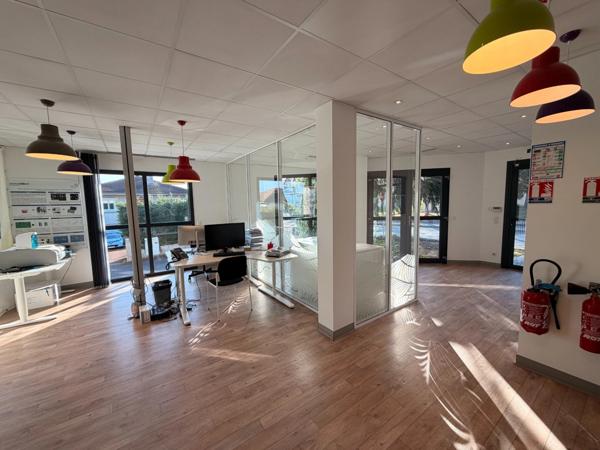 Plateau de bureau à louer CHAMPAGNE AU MONT D'OR (69), d'une surface totale de 95 m² avec 3 place de parking privatives