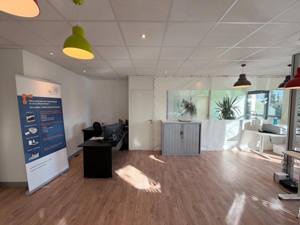 Plateau de bureau à louer CHAMPAGNE AU MONT D'OR (69), d'une surface totale de 95 m² avec 3 place de parking privatives