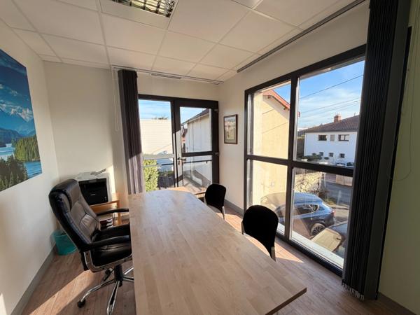 Plateau de bureau à louer CHAMPAGNE AU MONT D'OR (69), d'une surface totale de 95 m² avec 3 place de parking privatives