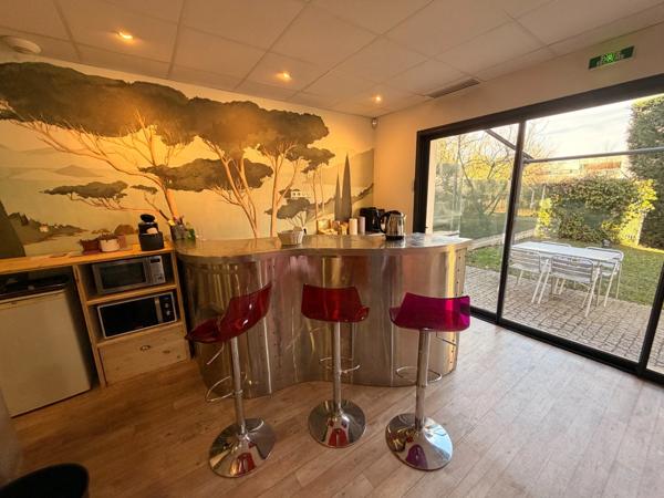 Plateau de bureau à louer CHAMPAGNE AU MONT D'OR (69), d'une surface totale de 95 m² avec 3 place de parking privatives