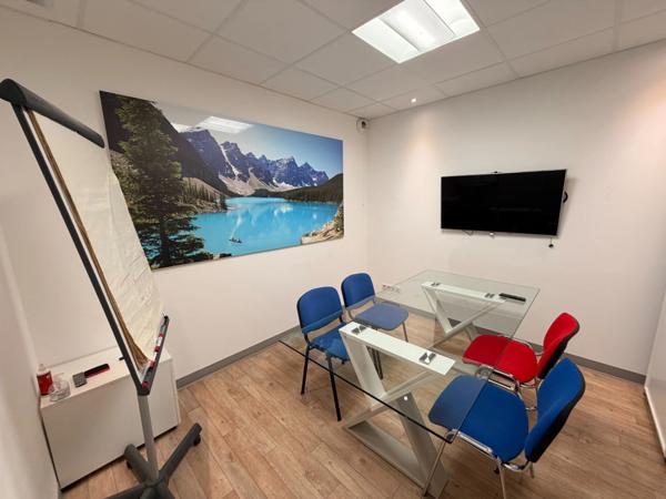 Plateau de bureau à louer CHAMPAGNE AU MONT D'OR (69), d'une surface totale de 95 m² avec 3 place de parking privatives