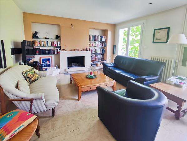 Maison sur sous-sol avec un grand terrain