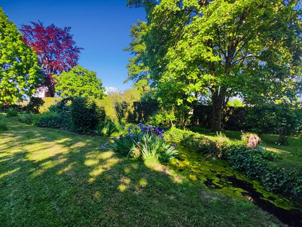 Maison sur sous-sol avec un grand terrain