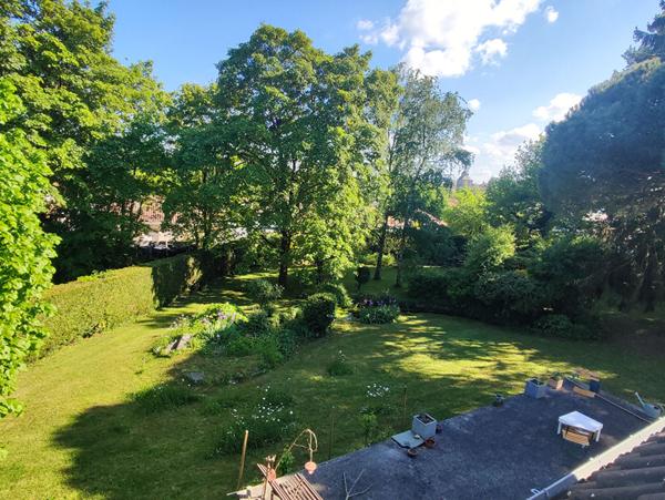 Maison sur sous-sol avec un grand terrain