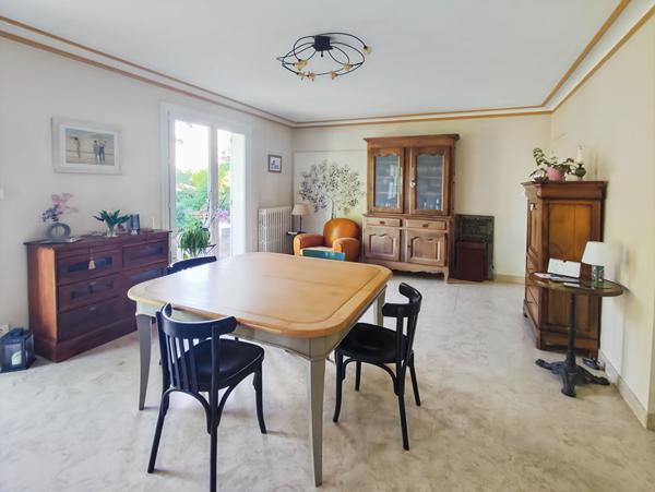 Maison sur sous-sol avec un grand terrain