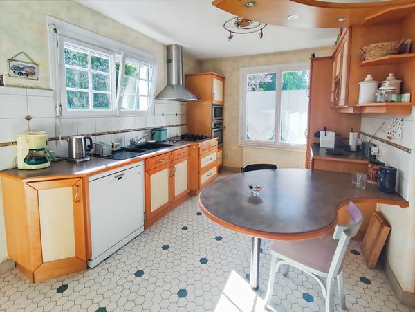 Maison sur sous-sol avec un grand terrain