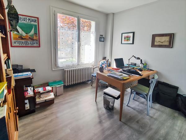 Maison sur sous-sol avec un grand terrain