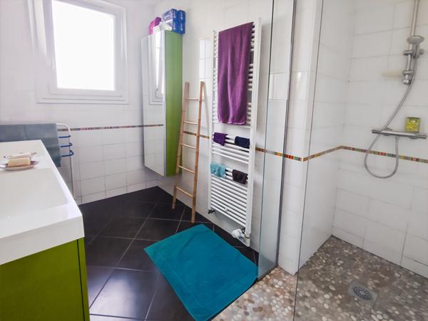 Maison sur sous-sol avec un grand terrain