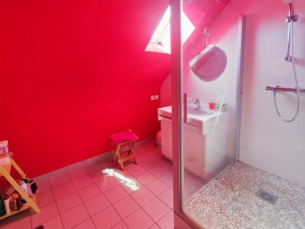 Maison sur sous-sol avec un grand terrain