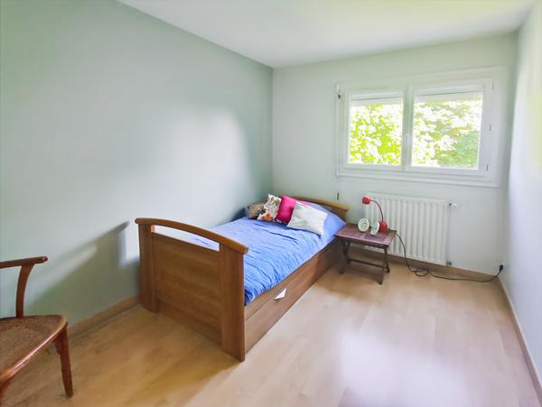 Maison sur sous-sol avec un grand terrain